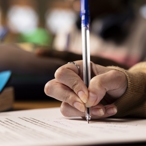 Las pruebas de admisión suelen evaluar una combinación de conocimientos específicos y habilidades generales.