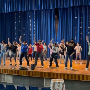El teatro musical no solo fortalece habilidades artísticas, sino también personales al poderse expresarse artísticamente.