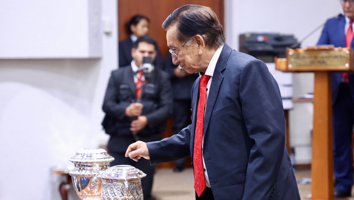 Congreso de Perú elige a José María Balcázar como presidente interino