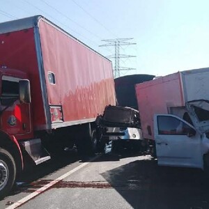 Un fuerte accidente vial provocó el cierre total de la autopista León–Aguascalientes, a la altura de la Central de Abastos.