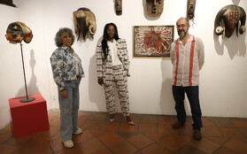 Karima Muyaes, Adiela Valencia y el curador de la muestra, Fernando Gálvez.