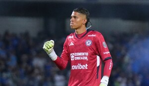 El entrenador de Cruz Azul, Nicolás Larcamón, reveló la posible fecha de regreso del portero colombiano Kevin Mier.