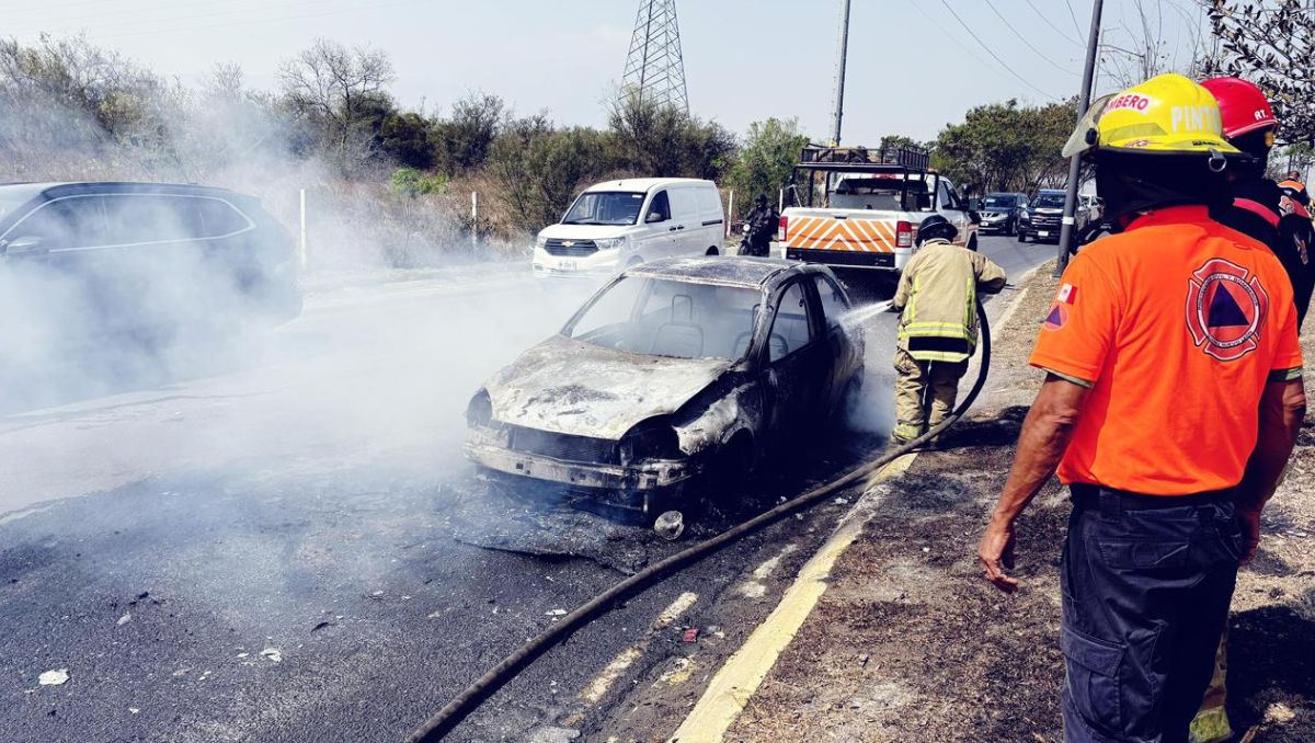 El incendio del vehículo ocurrió sobre la avenida Eloy Cavazos. | Especial