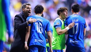 Nicolás Larcamón celebra el triunfo de Cruz Azul sobre Chivas, pero reconoce que todavía el camino a ganar la Liga MX es largo