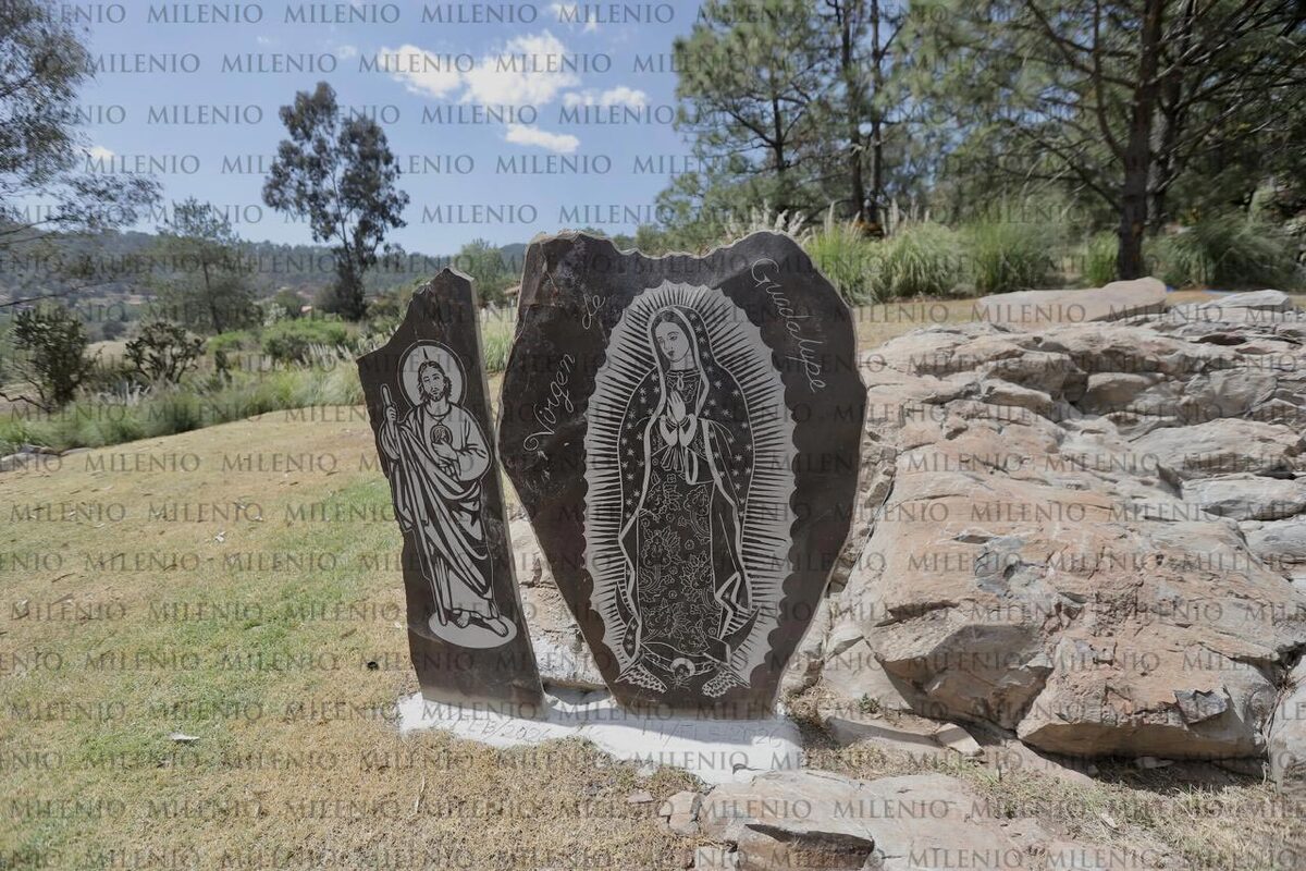 Un altar con imágenes de San Judas Tadeo y la Virgen de Guadalupe