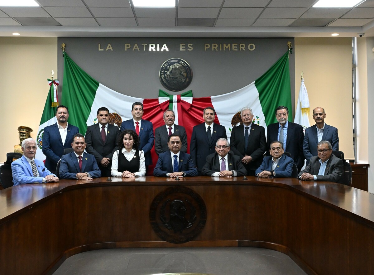 Andrés Velázquez Vázquez encabezó el encuentro con excoordinadores legislativos.