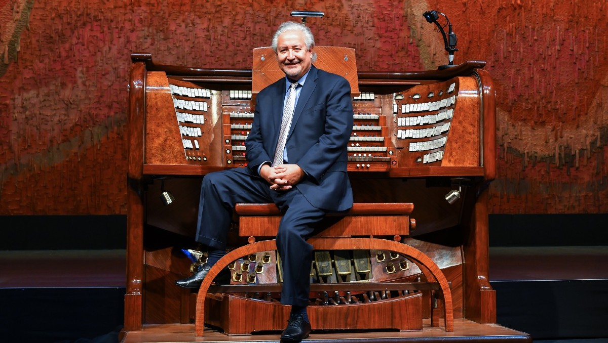 El maestro Guzmán tomó la estafeta del gran organista Víctor Urbán (1934-2024). Crédito: Marie Pain