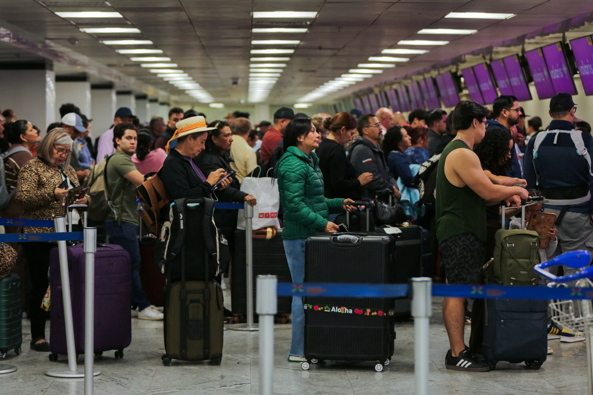 Los aeropuertos cancelaron vuelos, dejando a gente varada tras operativos contra 'El Mencho'. | Foto: Reuters