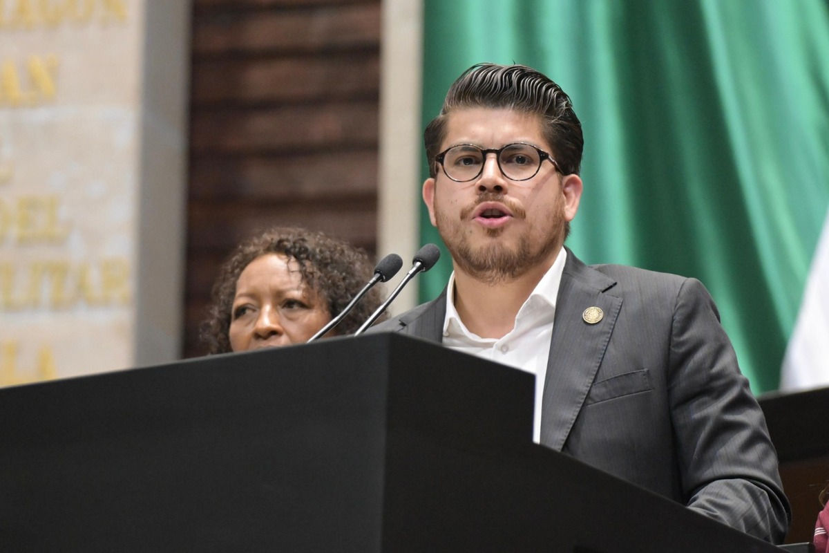 El diputado federal Irguami Perea Cruz llamó a que la reconstrucción de Acapulco. | Facebook