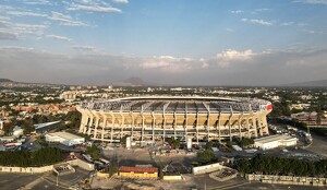 El Estadio Banorte comenzó el proceso de remodelar la fachada del techo con una nueva cubierta usada con lonas rojas; así se ve desde afuera