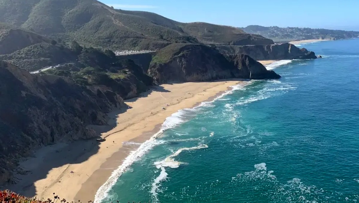 Playa de acantilados en California. | ESPECIAL