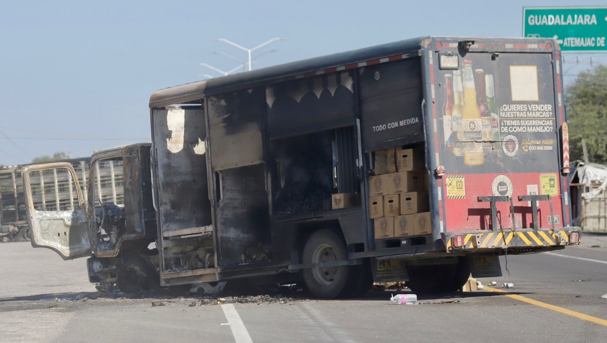 La carretera hacia Tapalpa, Jalisco, fue bloqueada con múltiples vehículos y tráileres incendiados | Ariel Ojeda