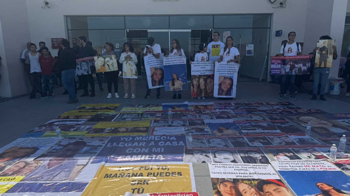 Familiares y amigos de Brian, Josué y Estefanía estuvieron a las afueras de las salas en Puente Grande (Foto: Alan Castellanos)