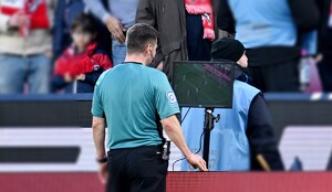 Árbitro en el VAR durante un partido de la Bundesliga del futbol alemán.