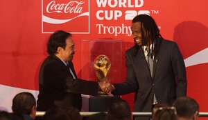 Los ex futbolistas, Hugo Sánchez y Roque Junior junto al trofeo de la Copa del Mundo de la FIFA.