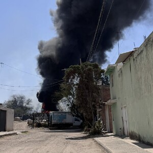 El siniestro fue reportado alrededor de la 13:00 horas, cuando vecinos comenzaron a percibir un intenso olor a quemado y observaron una columna de humo.