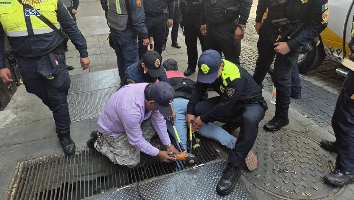 El pie izquierdo de la mujer se atoró accidentalmente en el registro. Foto: (SSC)