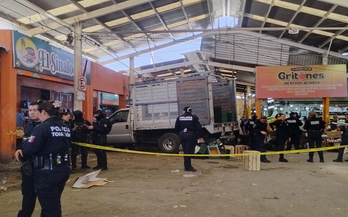 Hombre balea a otro tras discutir en el Mercado Alianza de Torreón. | Foto: Especial