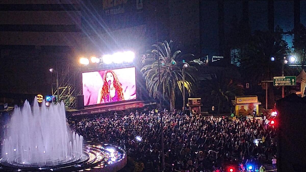 Se instaló una pantalla gigante a unos metros de la icónica escultura de El Caballito . (Foto: Especial)