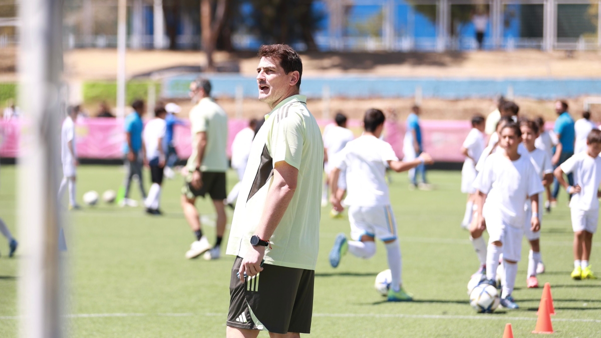 El legendario guardameta merengue, Iker Casillas, compartió conocimientos con niños tapatíos (Foto: Cortesía)
