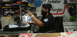 El taller ‘El Volador’ crea cubrebocas y caretas inspirados con los rasgos de las catrinas.