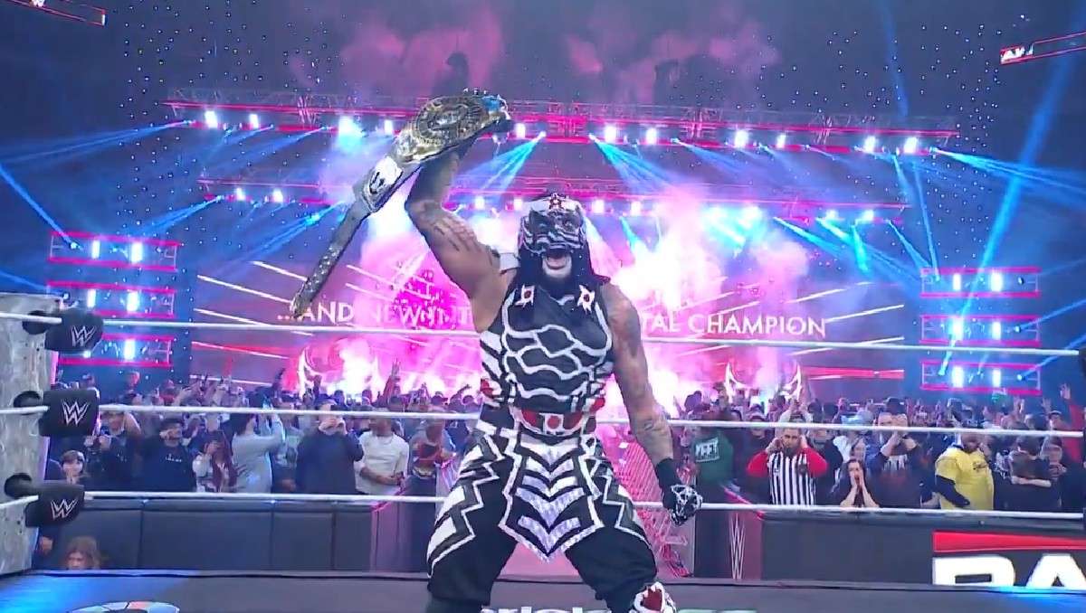 Penta es campeón Intercontinental de la WWE tras vencer a Dominik Mysterio (X @WWE)