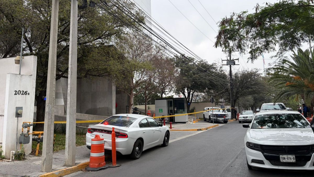 Agentes ministeriales resguardan el acceso a la Torre Platinum | Susana Paredes