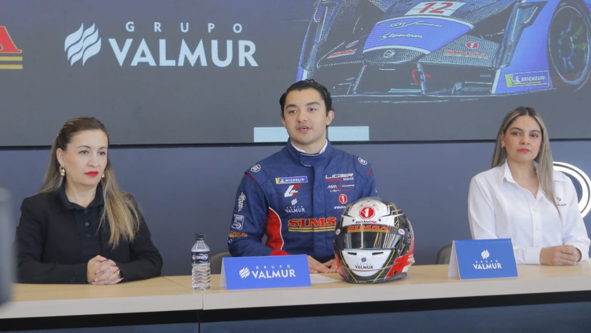 El anuncio se realizó en la agencia BWM, donde estuvo con su familia, así como por representantes de Grupo Simsa y Grupo Valmur. | Manuel Guadarrama