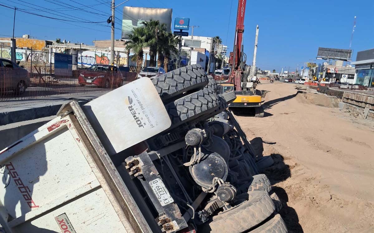 Camión materialista vuelca en obra en Torreón. | Foto: Especial