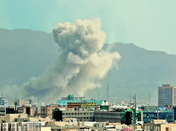 Estragos de los combates en la capital persa (arriba), refinería saudita y resguardo en Israel. AFP y Reuters