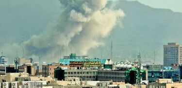 Estragos de los combates en la capital persa (arriba), refinería saudita y resguardo en Israel. AFP y Reuters
