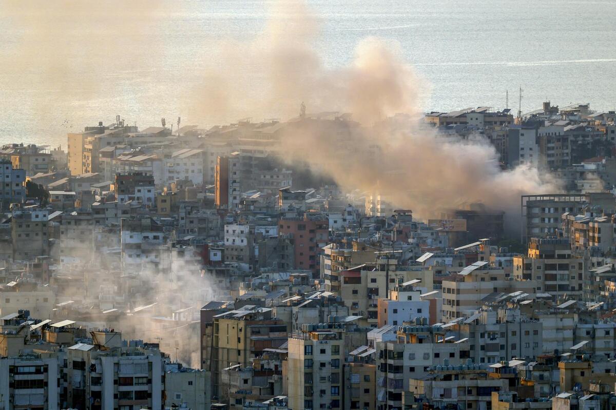 Humo se eleva desde edificios destruidos tras los ataques israelíes en Beirut, Líbano. | EFE