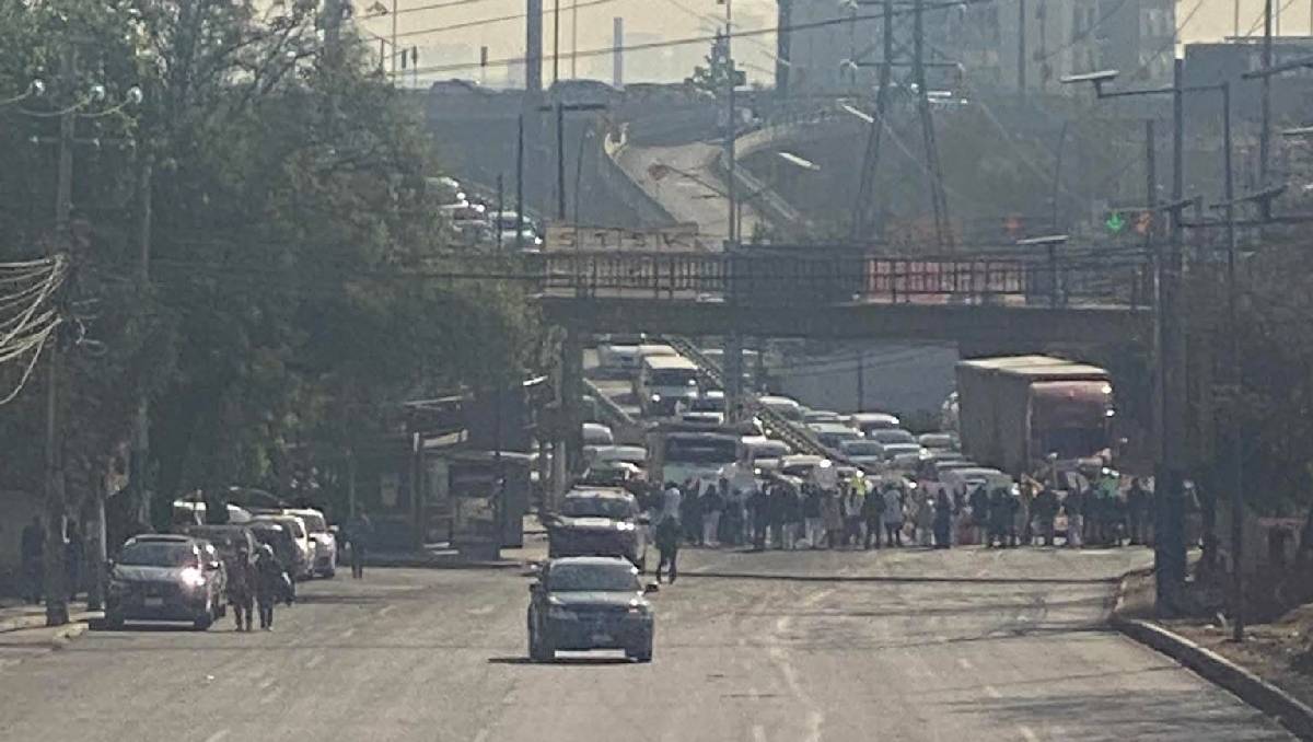 La manifestación en la Avenida Primero de Mayo lleva más de 5 horas. Foto: (Especial)