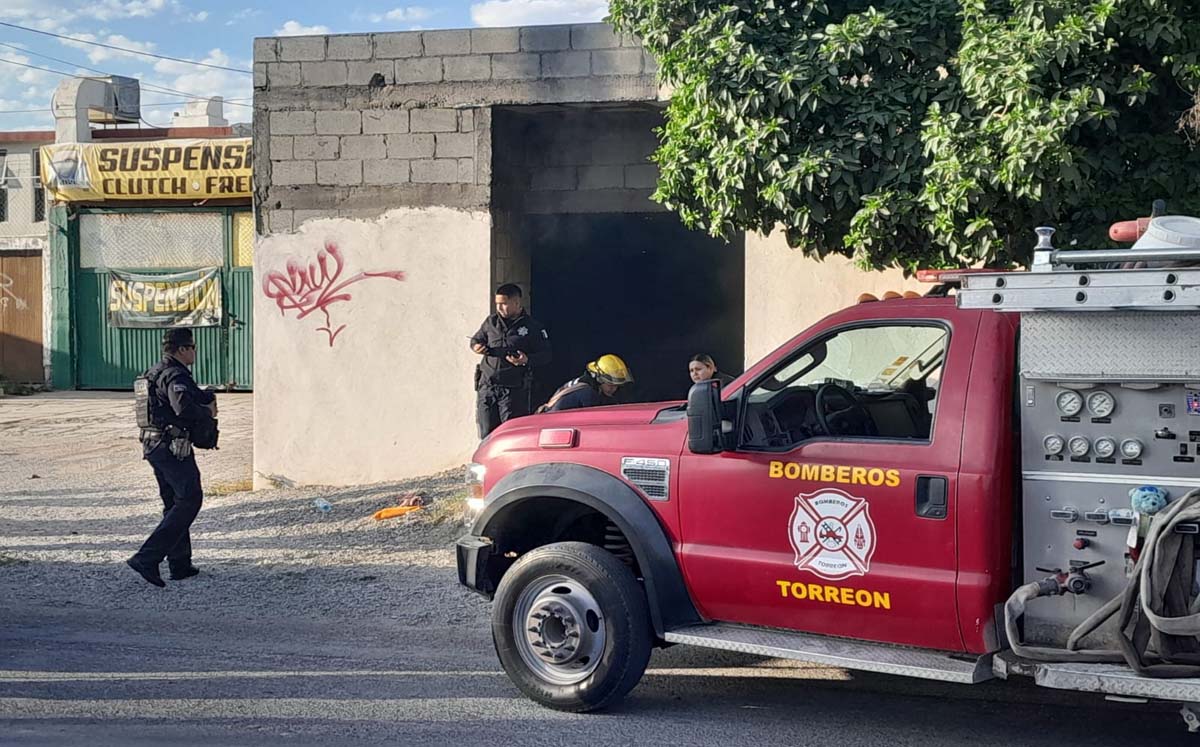 Mujer lesionada tras incendio en predio abandonado en Torreón. | Foto: Especial