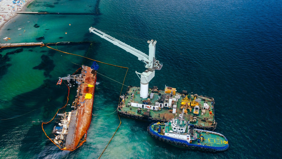 Los precios de la energía se mantienen elevados ante la suspensión del tráfico naviero por el Estrecho de Ormuz. Foto: Freepik