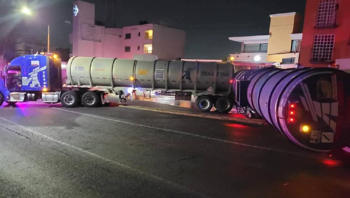El remolque con aceite volcó sobre la avenida Viveros de Atizapán. Foto: (Especial)