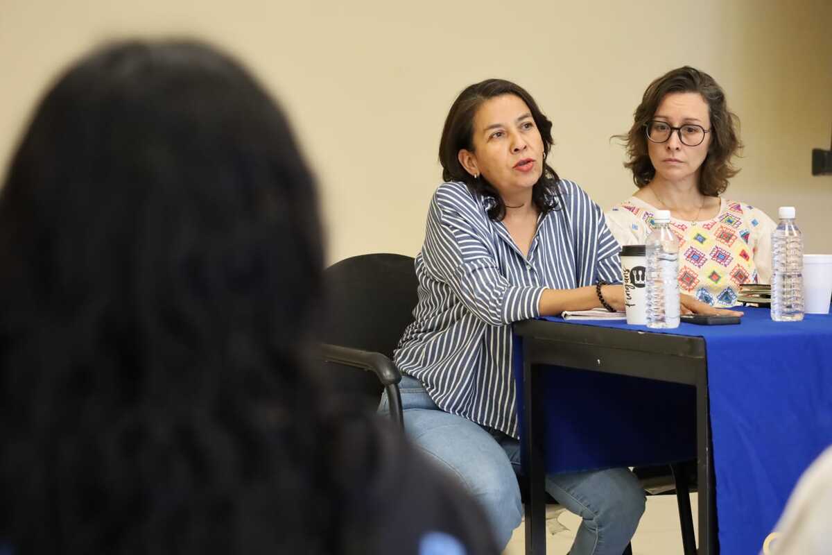 La reportera llamó a estudiantes a ejercer periodismo empático y propositivo, más allá de las inercias de los medios tradicionales.| Verónica Rivera.