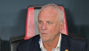 Graham Arnold, DT de Irak, varado en Medio Oriente previo al repechaje Mundialista en Monterrey.