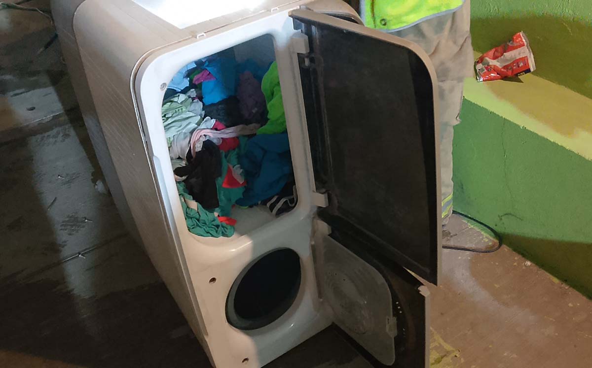 Una niña quedó atrapada dentro de la lavadora en Torreón. | Foto: Especial