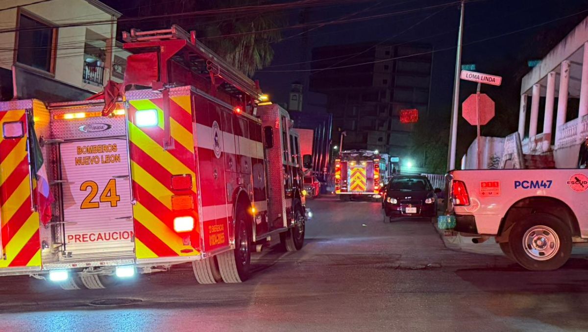 Protección Civil de Nuevo León, en coordinación con Protección Civil Monterrey y Bomberos Nuevo León, acudieron al sitio. Fernanda Pérez