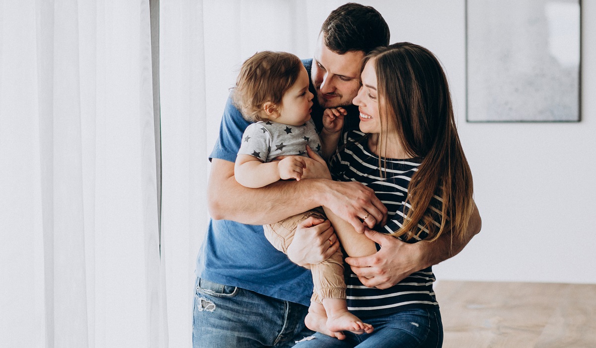 El amor y afecto juegan un papel muy importante en el desarrollo de los niños. (freepik.es)