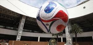 Un balón gigante se colocó en la Terminal 2 del AICM para celebrar la Copa Mundial de la FIFA 2026