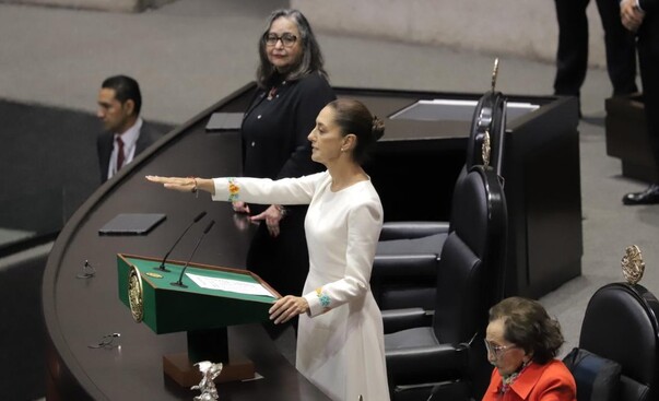 Claudia Sheinbaum recibió la banda presidencial de Ifigenia Martínez. | Ariel Ojeda