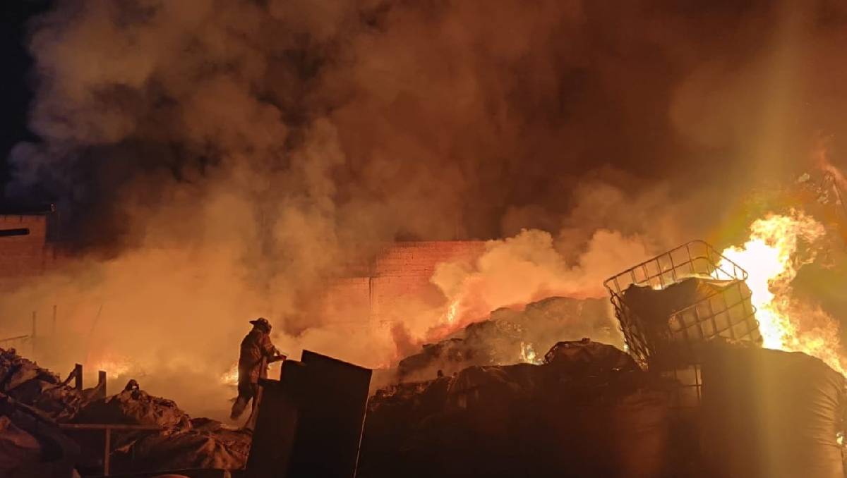 Por segundo día consecutivo, los bomberos atienden un incendio en Ecatepec. Foto: (Especial)