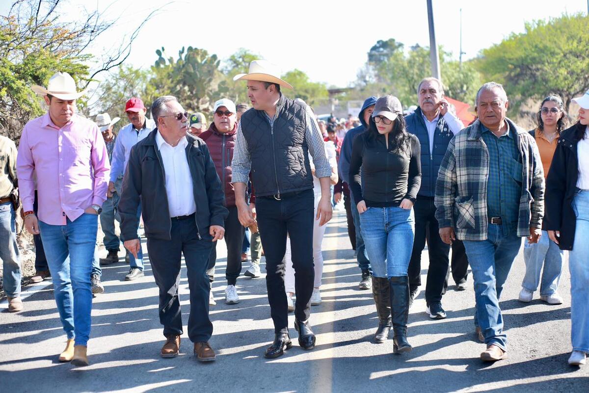 Cristhian Martínez recorre obra en Xitejé de Zapata. (Cortesía)