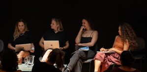 La obra es un performance sobre la libertad del cuerpo