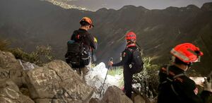 Los jóvenes fueron ubicados en la zona alta del cerro, donde la femenina presentaba una lesión en el antebrazo.