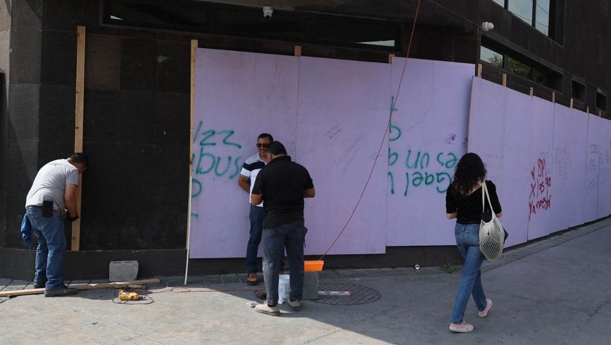 El objetivo es prevenir posibles daños ante el paso de los contingentes, por lo que fijaron tablas sobre ventanales y parte exterior del edificio.