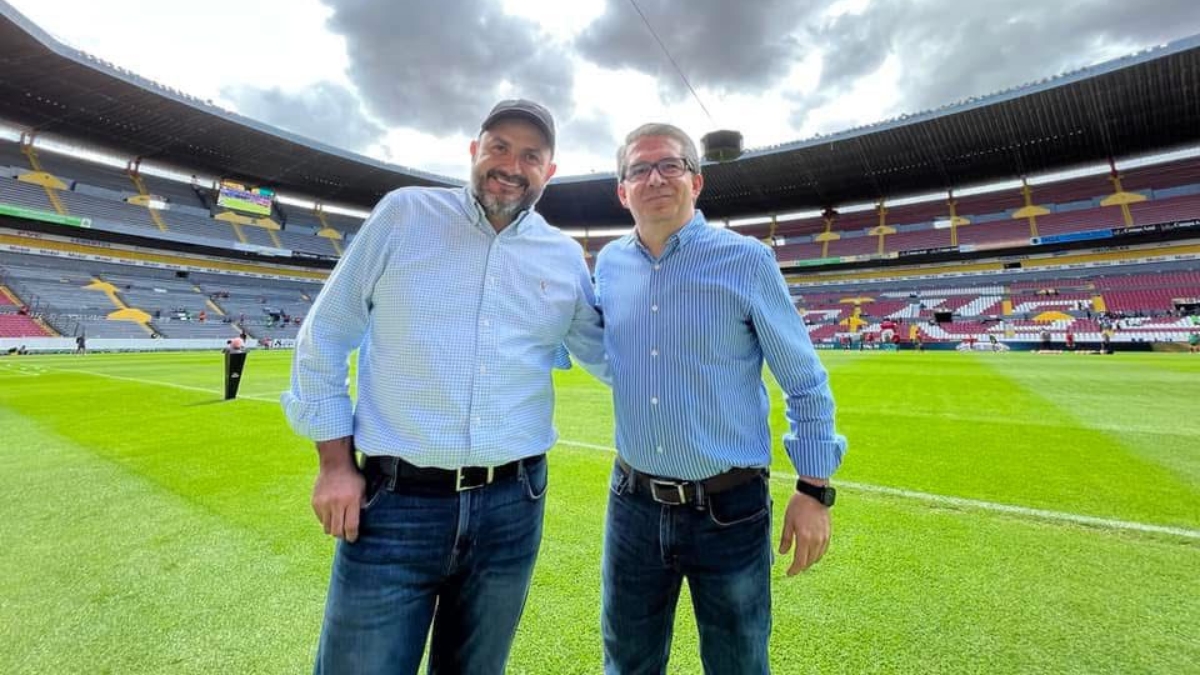 El presidente de Leones Negros (derecha) tendrá a cargo también la administración del Estadio Jalisco (Foto: Cortesía)