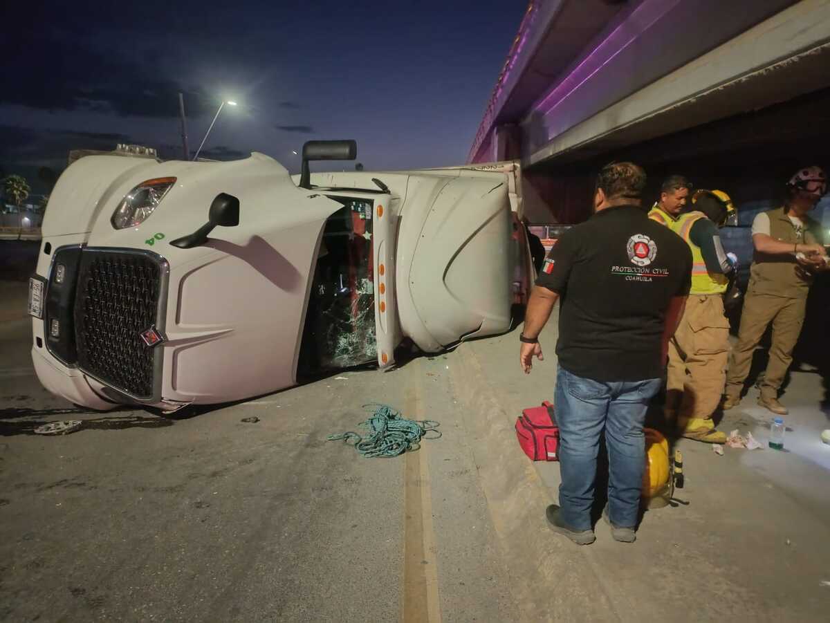 El tráiler con 19 toneladas de mármol volcó al tomar una curva hacia la Torreón-Matamoros, provocando el cierre vial por varias horas. | Especial